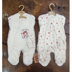 KIT NAISSANCE DE DEUX  GRENOUILLERES ET DEUX BONNETS POUR FILLE BEIGE AVEC DES PETITS COEURS ROUGES
