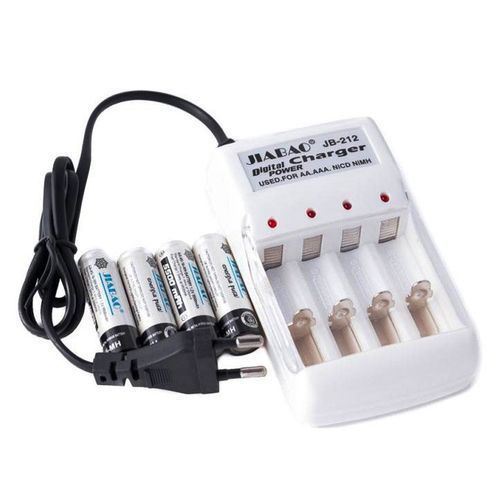 Generic Chargeur De Piles + 4 Petite Piles Rechargeable - Prix pas cher