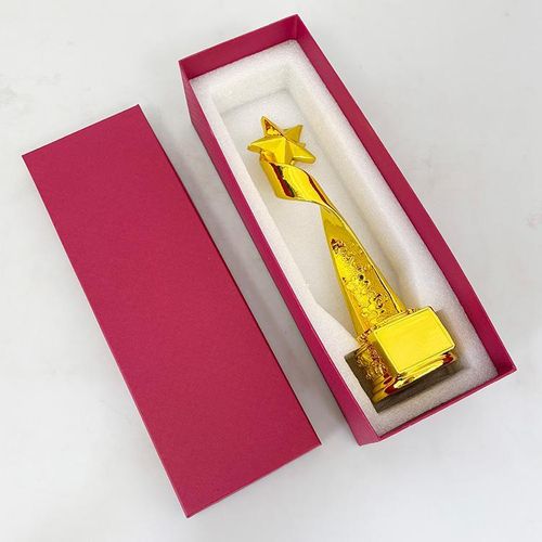 Generic Trophée et récompense en résine dorée en forme d'aile d'étoile