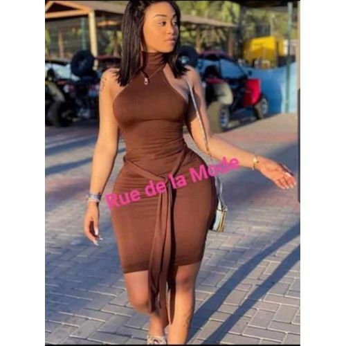 Femme en robe best sale moulante dans la rue
