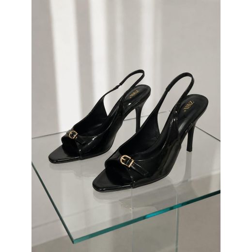 Fashion Sandales Femme à Talons Aiguilles Noires – Élégance Intemporelle – Bride Arrière et Détail Doré. Une paire de chaussures élégante peut transformer toute une tenue. L'élégance n'est pas une option, c'est une signature."