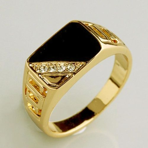 Liquidation : Nouvelle bague homme dorée avec zircons noirs, design triangle pavé unique pour un style affirmé Acier inoxydable style affirmé et vente de liquidation