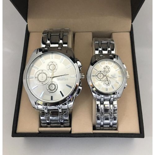 Ensemble Montres Couple Couleur Argent à Fond Blanc