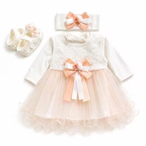 Coffret baptême fillette – Naissance - En blanc avec Saumon (Robe, barboteuse, chaussures & barrette) - Blanc/Saumon